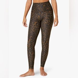 NWT Beyond Yoga High Waisted Midi Legging in Chai Tortoise